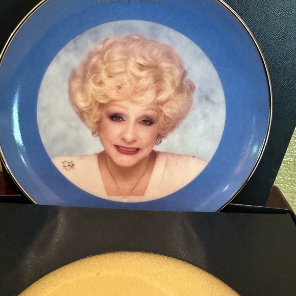 Mary Kay 30 Years The Dream Continues Commemorative Plate With Box - Picture 4 of 5